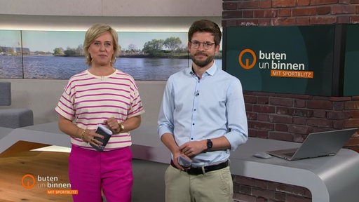 Die Moderatorin Kirsten Rademacher und der Moderator Niko Schleicher im Studio von buten un binnen.