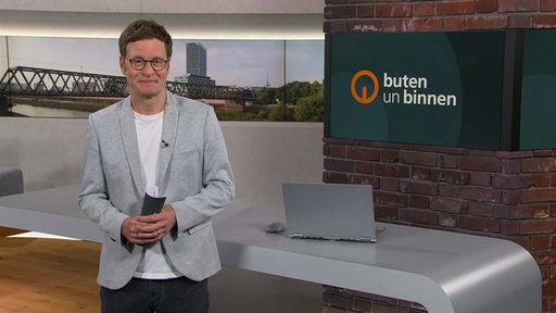 Moderator felix Krömer im Studio von buten un binnen.