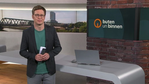 Moderator Felix Krömer im buten un binnen Studio. 