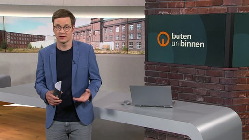 Moderator Felix Krömer im Studio von buten un binnen