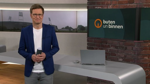 Moderator Felix Krömer im buten un binnen Studio. 