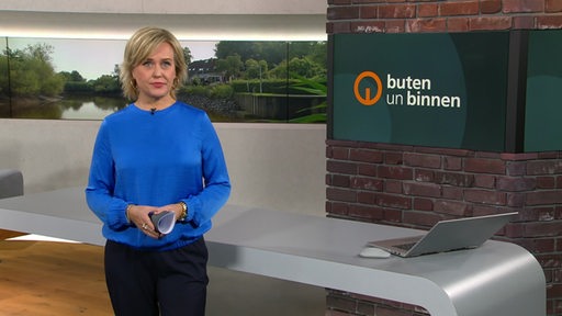 Moderatorin Kirsten Rademacher im Studio von buten un binnnen.