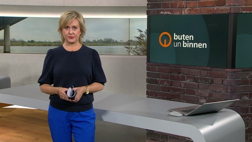 Moderatorin Kirsten Rademacher im Studio von buten un binnen.