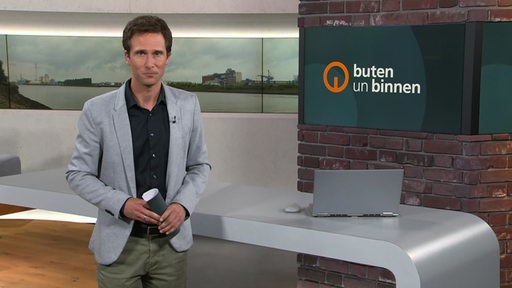 Moderator János Kereszti im Studio von buten un binnen.