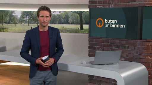 Der Moderator János Kereszti im Studio von buten un binnen.