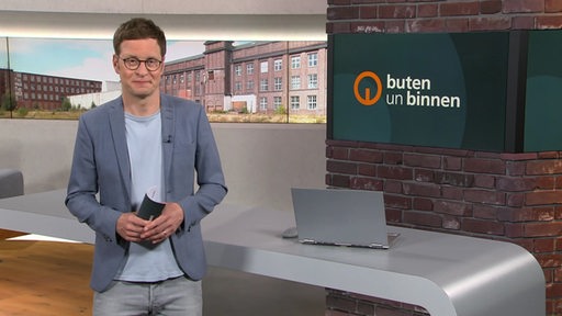 Moderator Felix Krömer im Studio von buten un binnen.