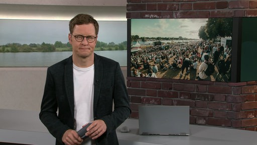 Moderator Felix Krömer im Studio von buten un binnen.