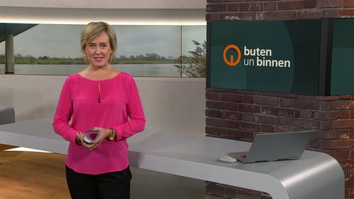 Moderatorin Kirsten Rademacher im Studio von buten un binnen