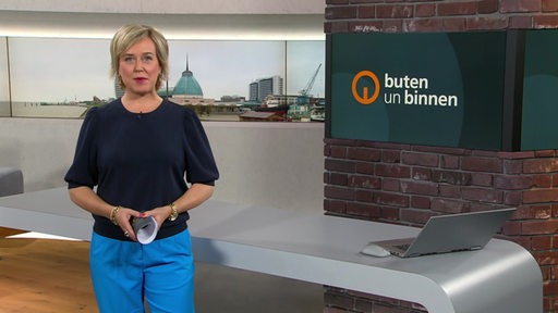 Die Moderatorin Kirsten Rademacher im Studio von buten un binnen.