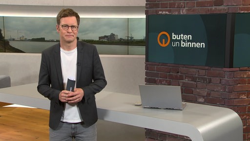 Moderator Felix Krömer im Studio von buten un binnen.