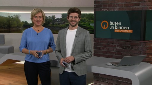 Moderatorin Kirsten Rademacher und Moderator Niko Schleicher im Studio von buten un binnen. 