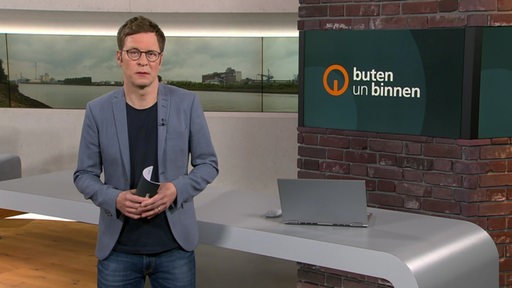 Moderator Felix Krömer im Studio von buten un binnen.