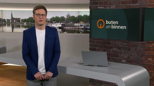 Zu sehen ist der Moderator Felix Krömer im Studio von buten un binnen.