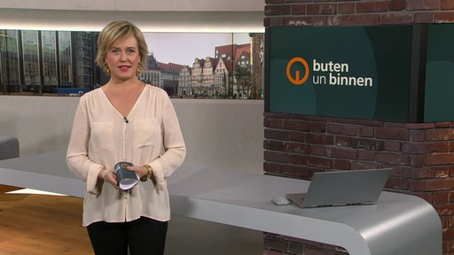 Die Moderatorin Kirsten Rademacher im Studio von buten un binnen.