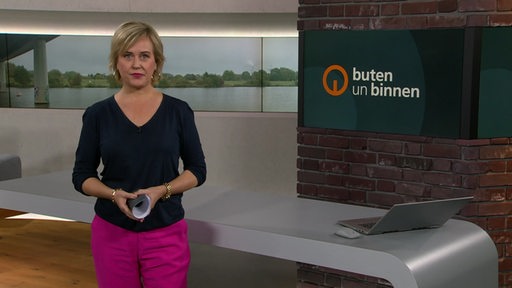 Die Moderatorin Kirsten Rademacher im Studio von buten un binnen.