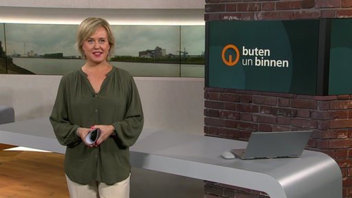 Die Moderatorin Kirsten Rademacher im Studio von buten un binnen.