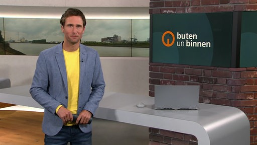 Moderator János Kereszti im Studio von buten un binnen.