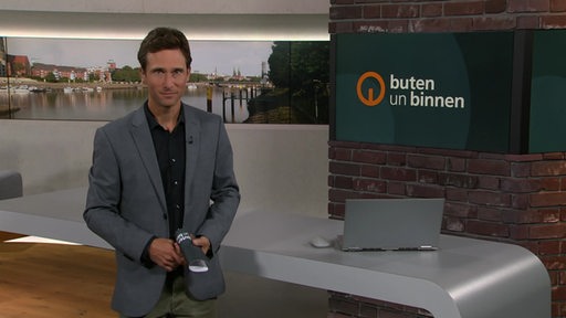 János Kereszti im Studio von buten un binnen.