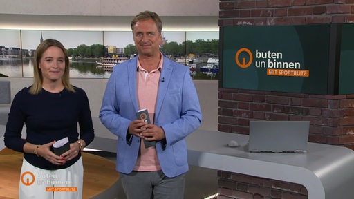 Moderatorin Lea Reinhard und Moderator Stephan Schiffner im Studio von buten un binnen.