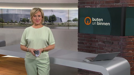 Moderatorin Kirsten Rademacher im Studio von buten un binnen.