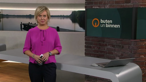 Moderatorin Kirsten Rademacher im Studio von buten un binnen. 