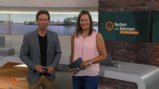 Moderatorinnen Pascale Ciesla und Janos Kereszti im Studio von buten un binnen