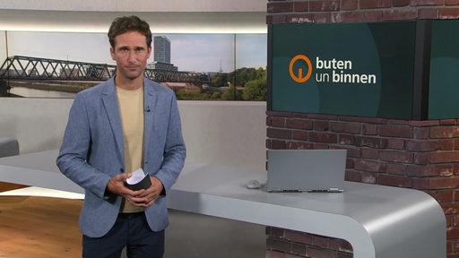 Moderator Janos Kereszti im buten un binnen Studio. 