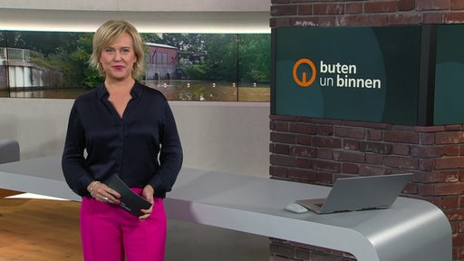 Moderatorin Kirsten Rademacher im Studio von buten un binnnen. 