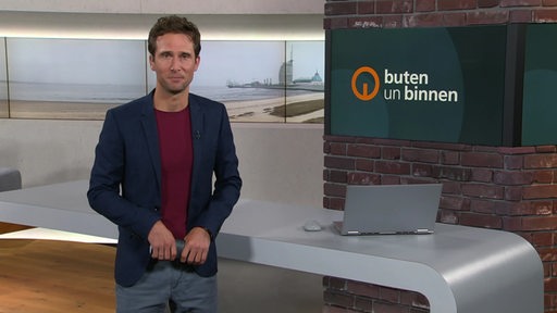 Der Moderator János Kereszti im Studio von buten un binnen.