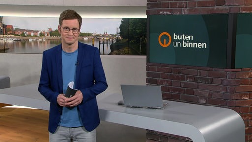 Moderator Felix Krömer im buten un binnen Studio. 