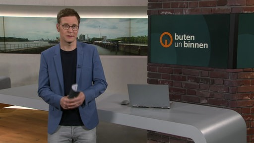 Zu sehen ist der Moderator Felix Krömer im Studio von buten un binnen.