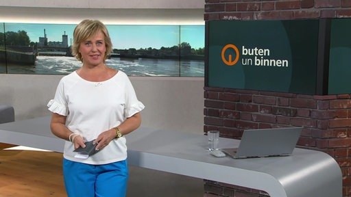 Die Moderatorin Kirsten Rademacher im Studio von buten un binnen.