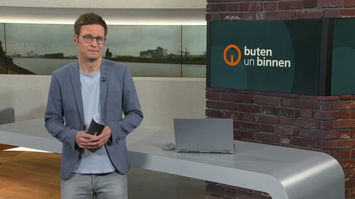 Moderator Felix Krömer im Studio von buten un binnen.