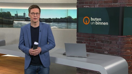 Moderator Felix Krömer im Studio von buten un binnen.