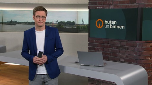 Der Moderator Felix Krömer im Studio von buten un binnen.