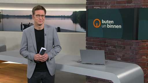 Der Moderator Felix Krömer im Studio von buten un binnen.