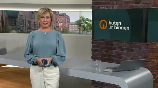 Moderatorin Kirsten Rademacher im Studio von buten un binnen