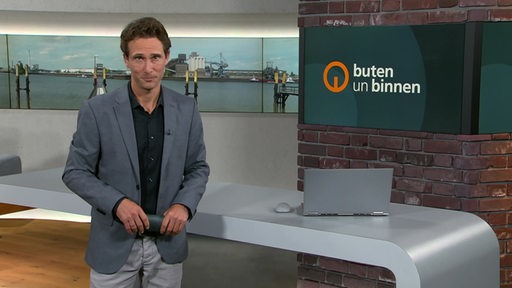 Der Moderator János Kereszti im Studio von buten un binnen.