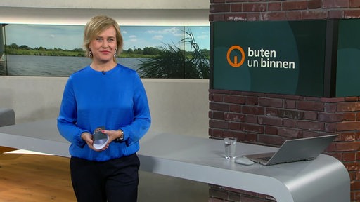 Die Moderatorin Kirsten Rademacher im Studio von buten un binnen.