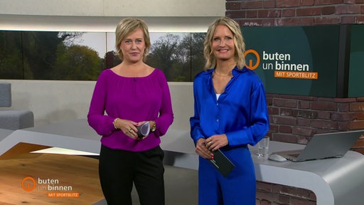 Die Moderatorinnen Kirsten Rademacher und Janna Betten im Studio von buten un binnen.