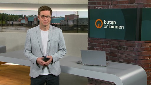 Moderator Felix Krömer im buten un binnen Studio. 