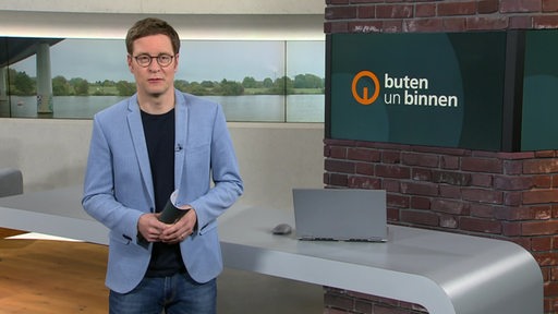 Moderator Felix Krömer im buten un binnen Studio. 