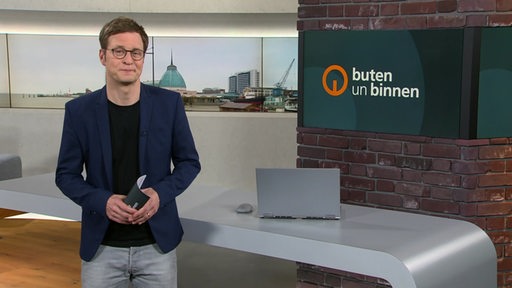 Moderator Felix Krömer im Studio von buten un binnen Studio. 