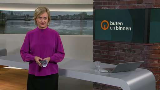 Die Moderatorin Kirsten Rademacher im Studio von buten un binnen.