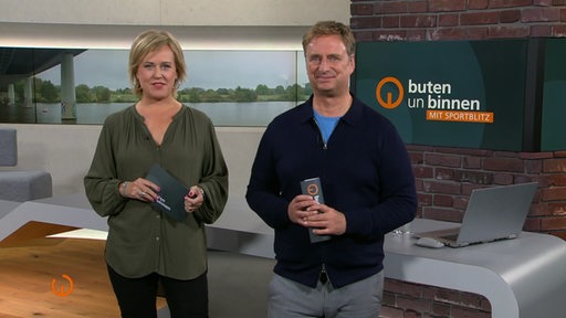 Moderatorin Kirsten Rademacher und Moderator Stephan Schiffner im Studio.