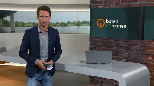 Der Moderator János Kereszti im Studio von buten un binnen.