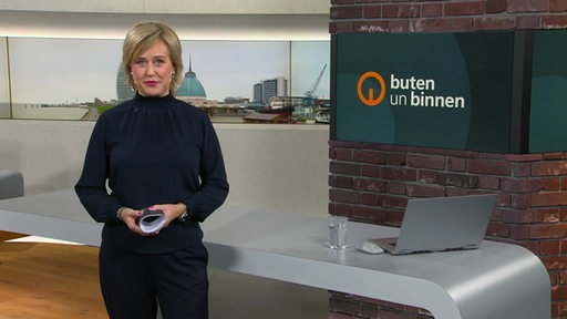 Zu sehen ist die Moderatorin Kirsten Rademacher im Studio von buten un binnen.