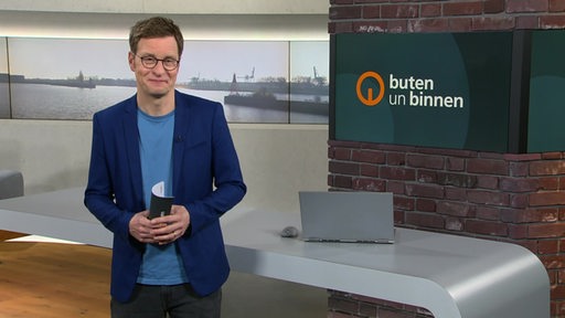 Moderator Felix Krömer im Studio von buten un binnen. 