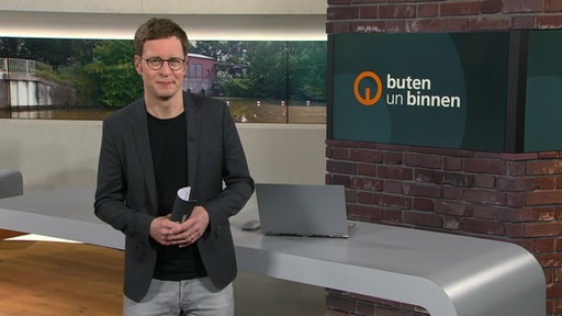 Der Moderator Felix Krömer im Studio von buten un binnen.