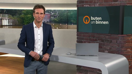 Moderator János Kereszti im buten un binnen Studio. 